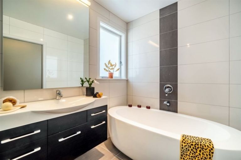 Photo of property in 1/15 Colonial Road, Chatswood, Auckland, 0626