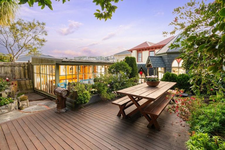 Photo of property in 30 Roxburgh Street, Mount Victoria, Wellington, 6011