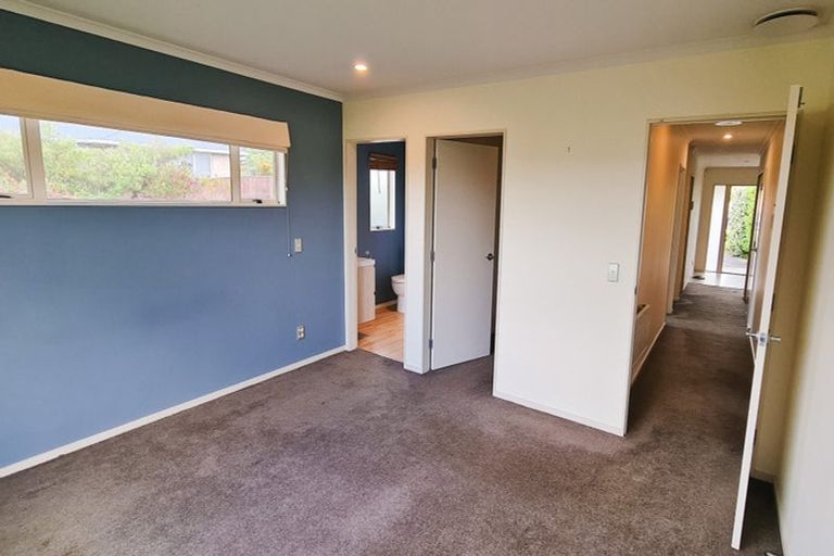 Photo of property in 9 James Nairn Grove, Riverstone Terraces, Upper Hutt, 5018
