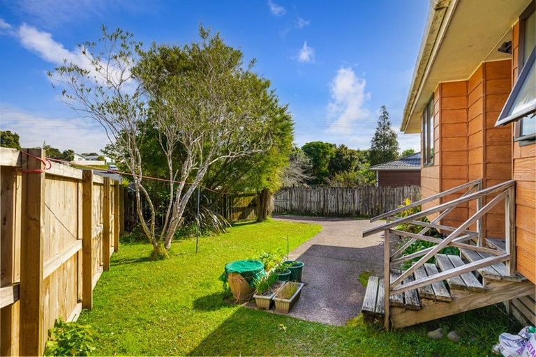 Photo of property in 1/64 Meadowvale Rise, Titirangi, Auckland, 0604