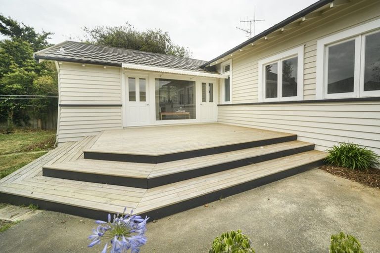 Photo of property in 17 Stewart Crescent, Hokowhitu, Palmerston North, 4410