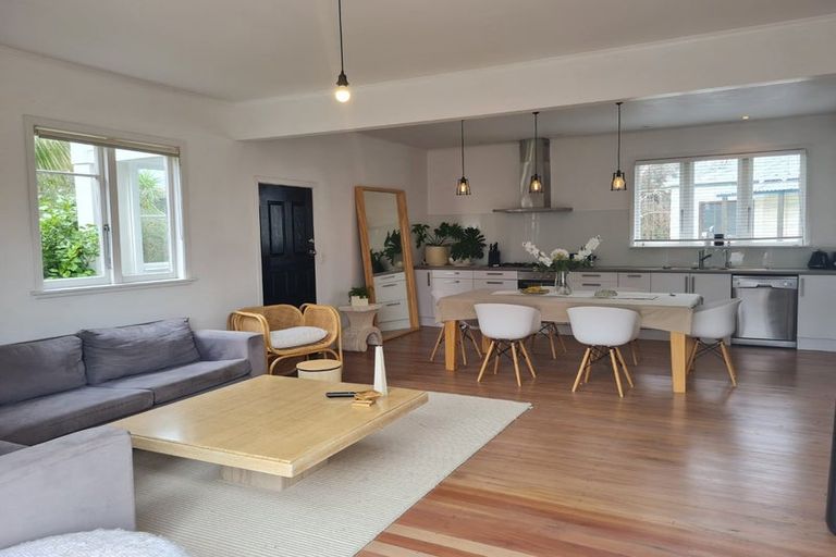 Photo of property in 911a Whangaparaoa Road, Manly, Whangaparaoa, 0930