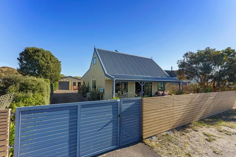 Photo of property in 6 James Street, Waikawa Beach, Levin, 5573