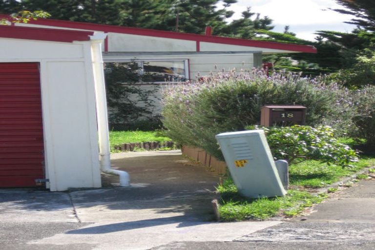 Photo of property in 18 Kingsbridge Place, Newlands, Wellington, 6037