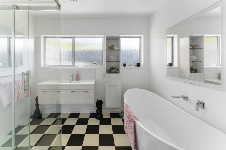 Photo of property in 8 The Cliffs, Britannia Heights, Nelson, 7010