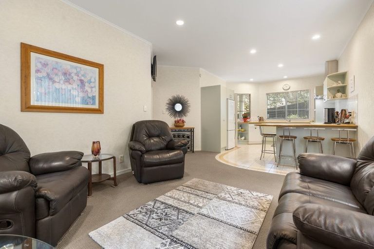 Photo of property in 8 Calman Place, Chatswood, Auckland, 0626