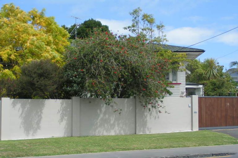 Photo of property in 1/317 Lake Road, Hauraki, Auckland, 0622