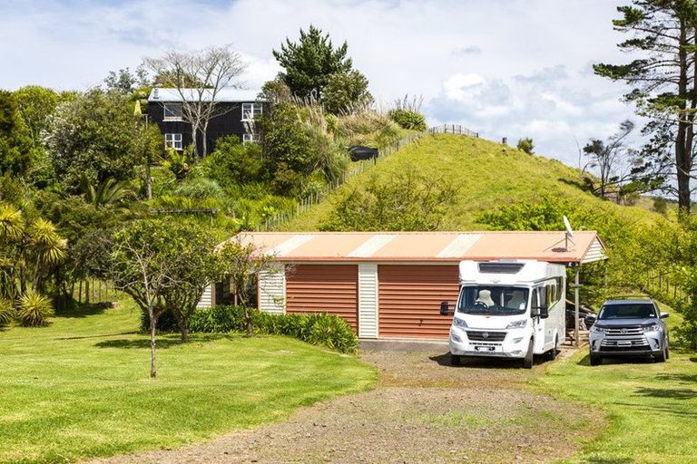 Photo of property in 2247 South Head Road, South Head, Helensville, 0874