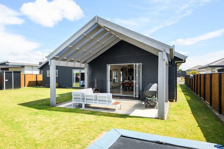 Photo of property in 10 Mediterranean Grove, Fitzherbert, Palmerston North, 4410