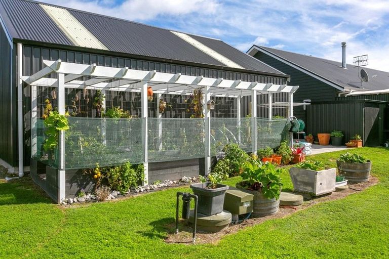 Photo of property in 98 Loch Views Road, Acacia Bay, Taupo, 3385