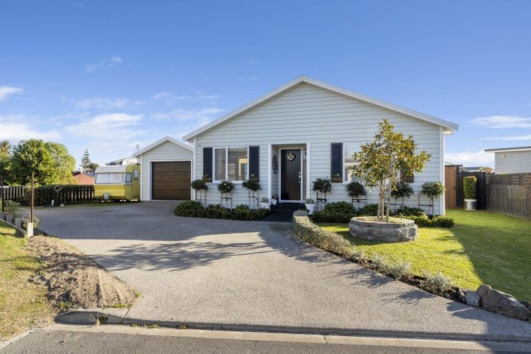 Photo of property in 39 Seagrass Place, Otaki Beach, Otaki, 5512