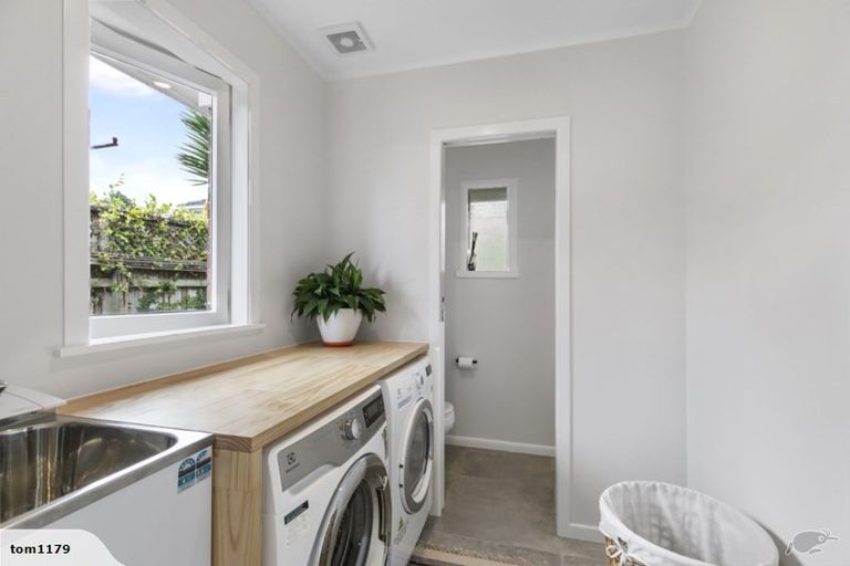 Photo of property in 15 Kokiri Street, Te Atatu South, Auckland, 0610