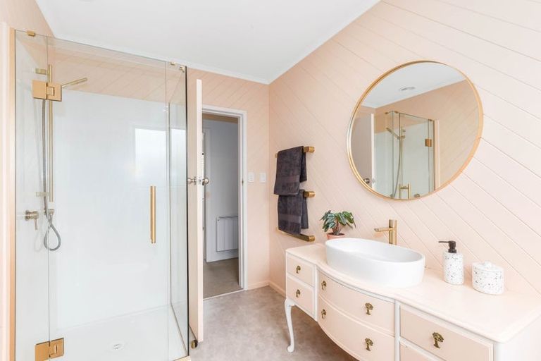 Photo of property in 55 Kahu Road, Paremata, Porirua, 5024