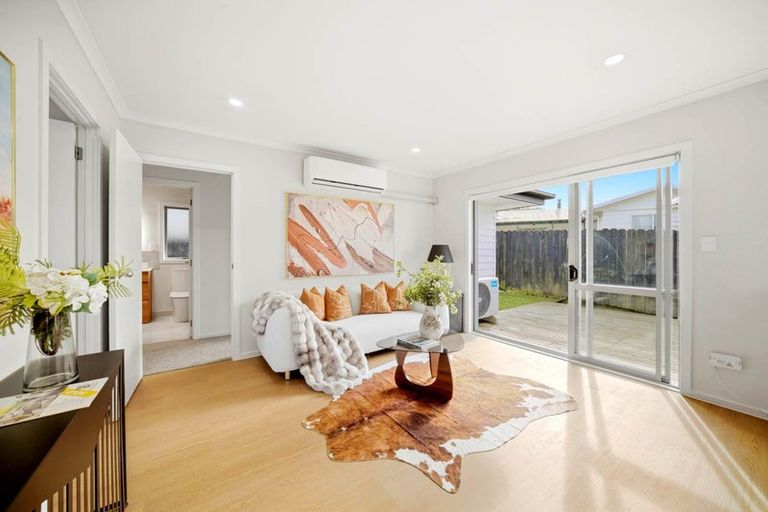 Photo of property in 12 Quincey Place, Massey, Auckland, 0614