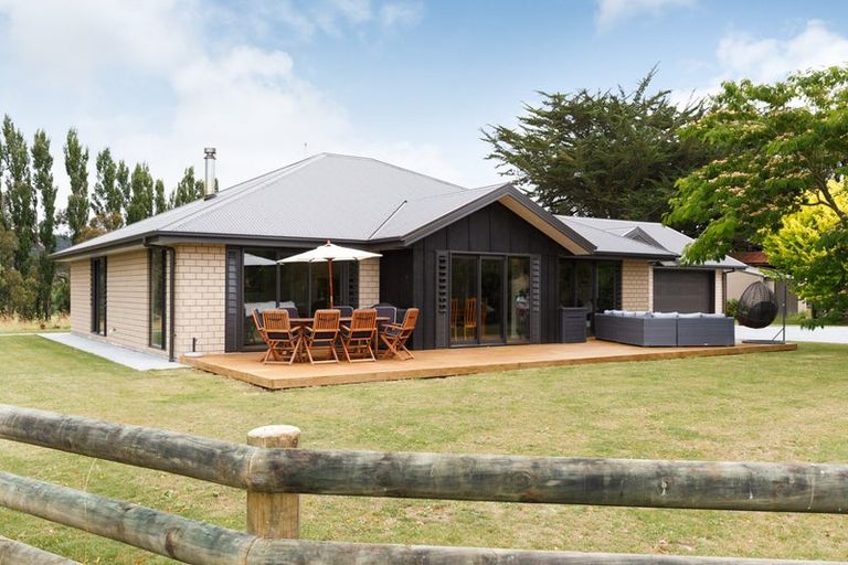 Photo of property in 10 Taumata Rise, Acacia Bay, 3385