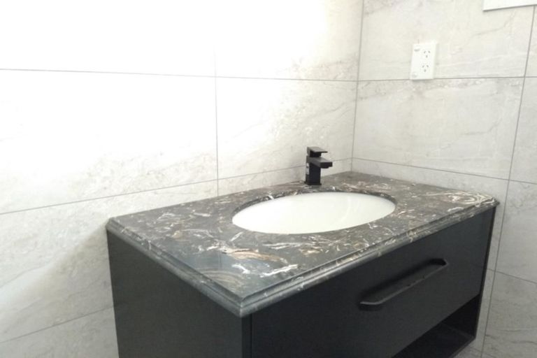 Photo of property in 2/21a Ludlow Terrace, Totara Vale, Auckland, 0627