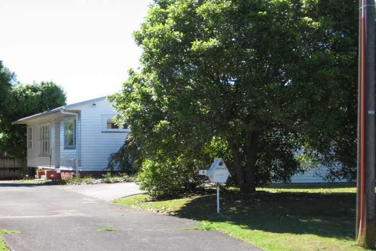 Photo of property in 1/2 Kokiri Street, Te Atatu South, Auckland, 0610