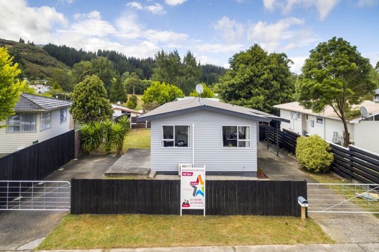 Photo of property in 7 Blueberry Grove, Timberlea, Upper Hutt, 5018