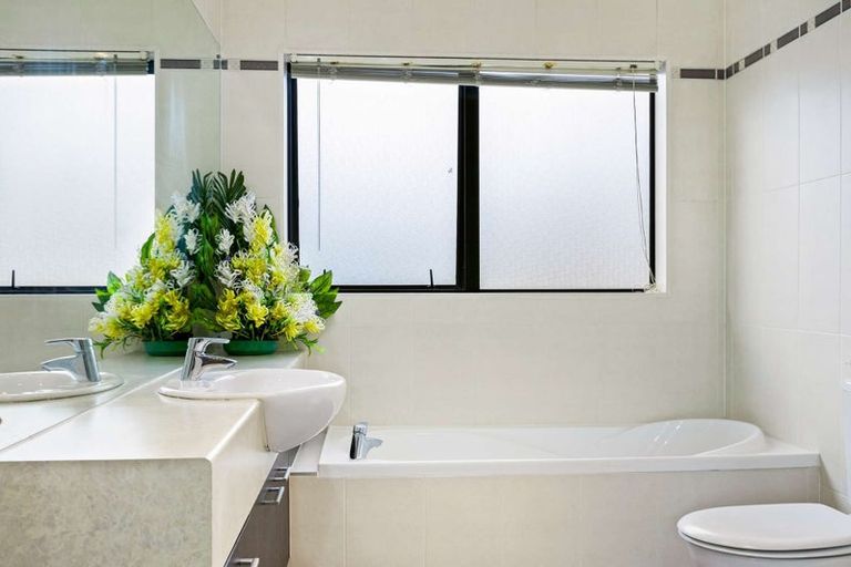 Photo of property in 1 Seresin Crescent, Flat Bush, Auckland, 2016