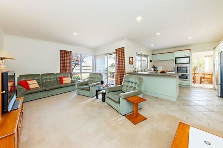 Photo of property in 60 Mt Lebanon Crescent, The Gardens, Auckland, 2105