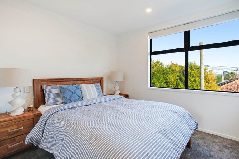 Photo of property in 4/23 Awaroa Road, Sunnyvale, Auckland, 0612