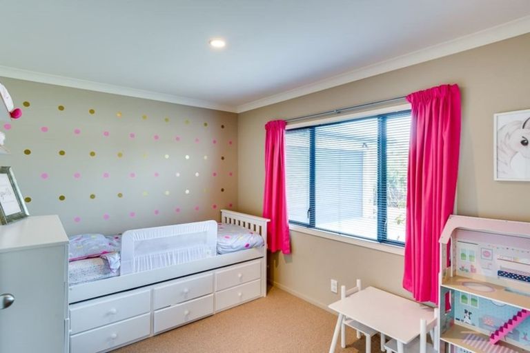 Photo of property in 128 Tait Drive, Greenmeadows, Napier, 4112