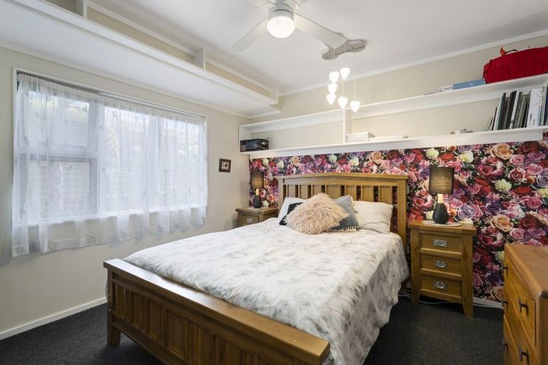 Photo of property in 4 Robert Grove, Paraparaumu, 5032