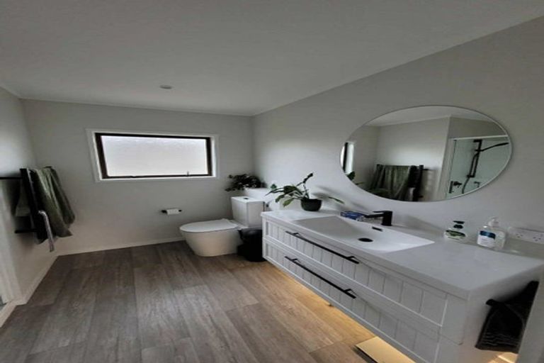 Photo of property in 5 Forsythe Place, Massey, Auckland, 0614