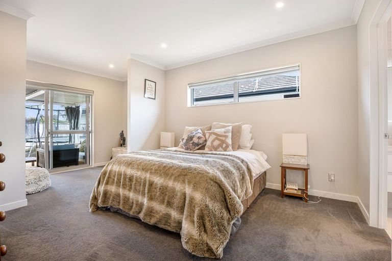 Photo of property in 16 Walter Ruddock Avenue, Kumeu, 0810