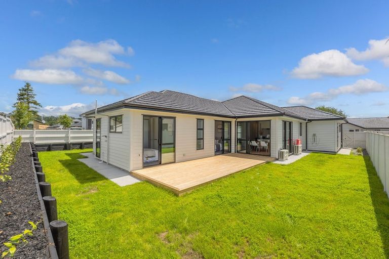 Photo of property in 14 Madden Avenue, Kumeu, 0810