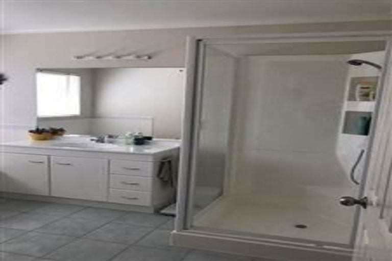 Photo of property in 6 Newbliss Crescent, East Tamaki Heights, Auckland, 2016