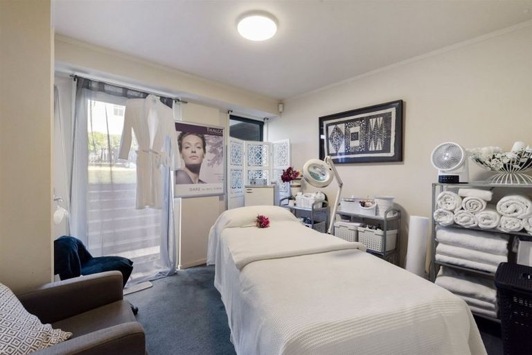 Photo of property in 190 Hurstmere Road, Takapuna, Auckland, 0622