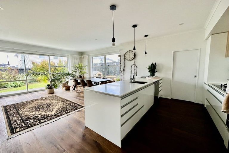 Photo of property in 19 Kukuwai Avenue, Red Beach, 0932