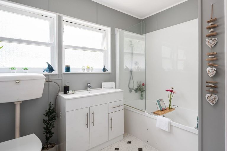 Photo of property in 48 Wairau Road, Picton, 7220