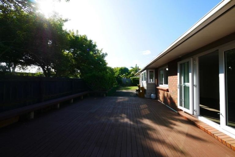 Photo of property in 14 Donzella Place, Conifer Grove, Takanini, 2112