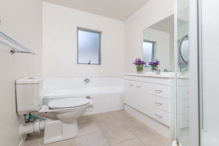 Photo of property in 1/31 Tetrarch Place, Totara Vale, Auckland, 0629