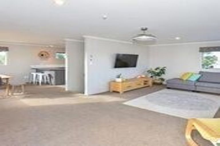 Photo of property in 9a Crispe Road, Clarks Beach, 2122