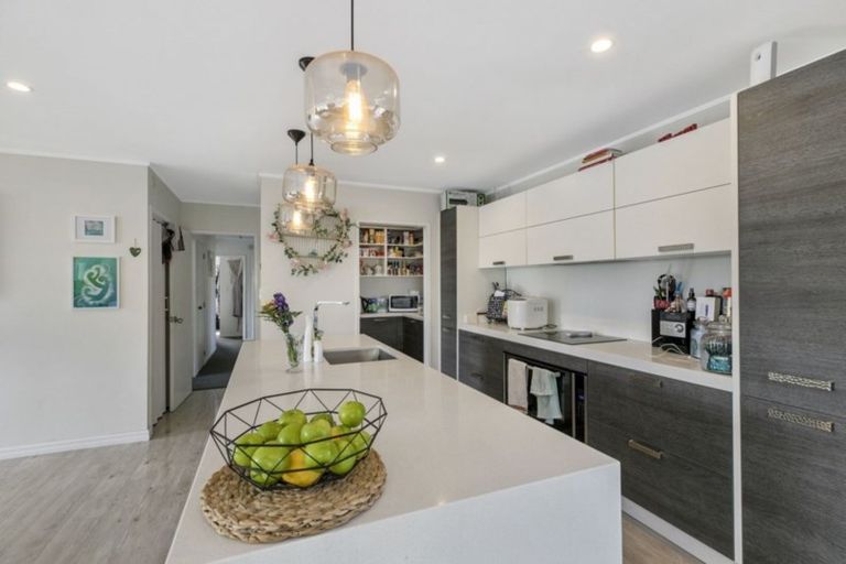 Photo of property in 22 Waiora Road, Stanmore Bay, Whangaparaoa, 0932