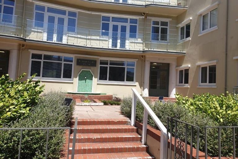 Photo of property in Fountain Court, 4/48 Oriental Parade, Oriental Bay, Wellington, 6011