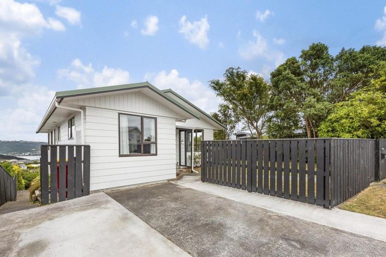 Photo of property in 10 Toporoa View, Ascot Park, Porirua, 5024