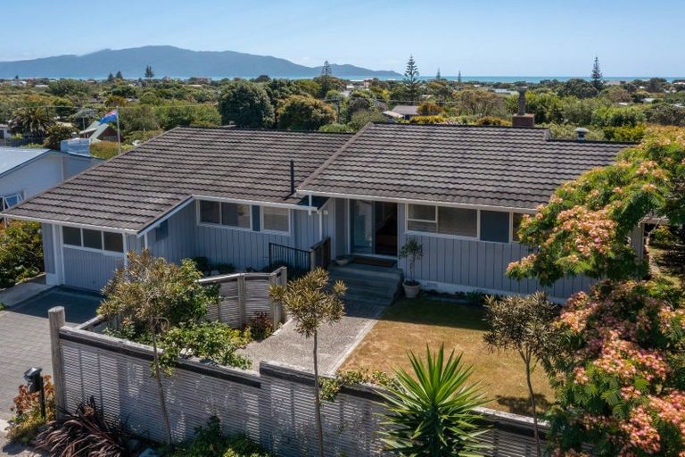 Photo of property in 7 Kawau Grove, Waikanae Beach, Waikanae, 5036