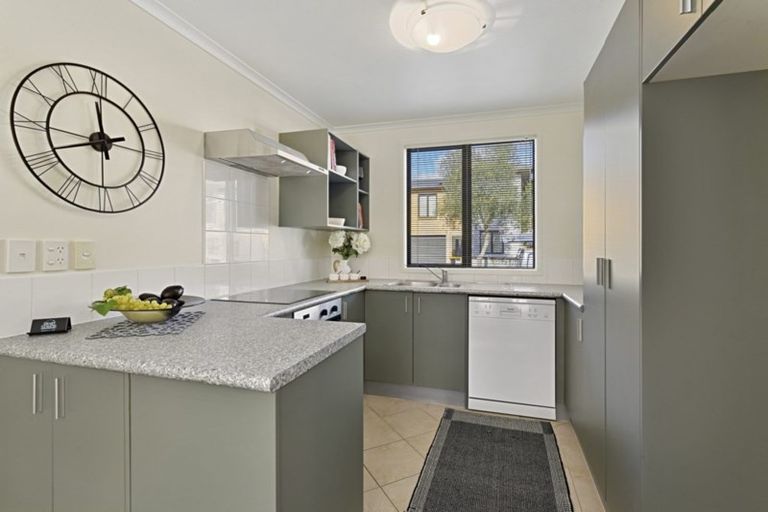Photo of property in 14 Verdale Circle, Glen Eden, Auckland, 0602