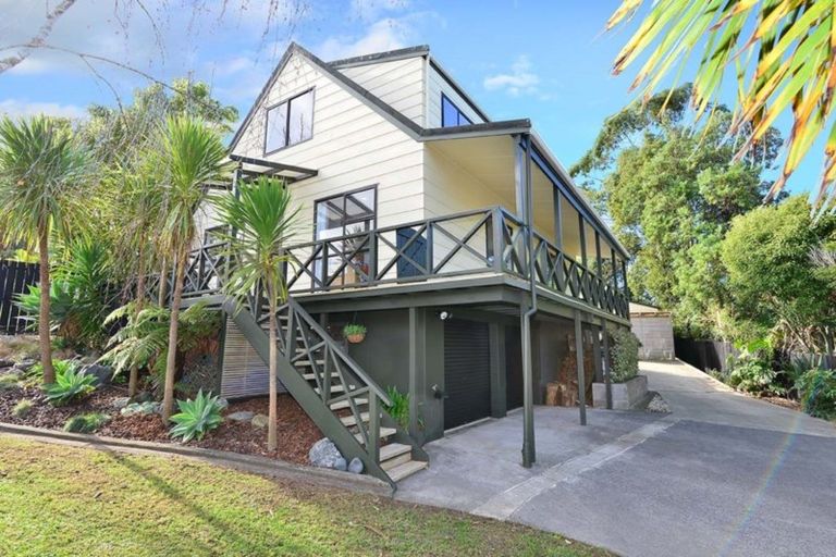 Photo of property in 11 Thalia Place, Totara Vale, Auckland, 0629