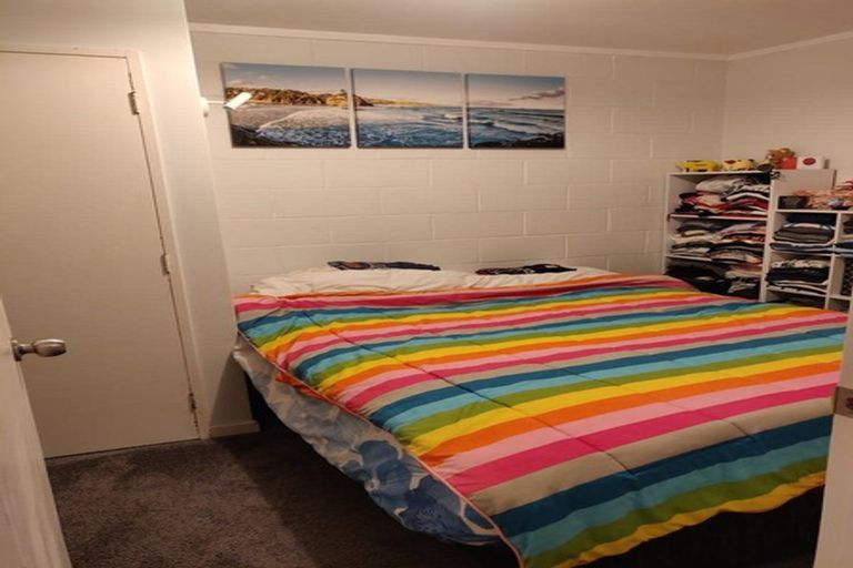 Photo of property in 17a Kingsbridge Place, Newlands, Wellington, 6037