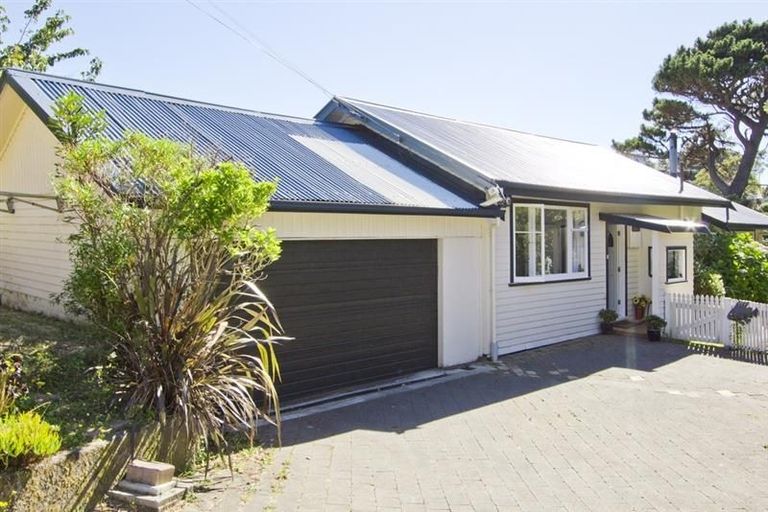Photo of property in 120 Miromiro Road, Normandale, Lower Hutt, 5010
