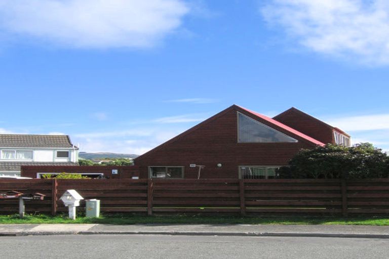 Photo of property in 27b Kingsbridge Place, Newlands, Wellington, 6037