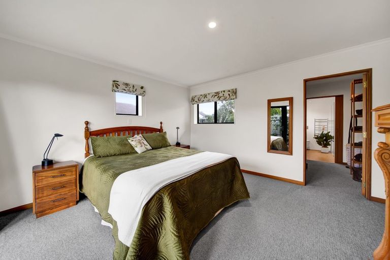 Photo of property in 10 Kinross Drive, Merrilands, New Plymouth, 4312