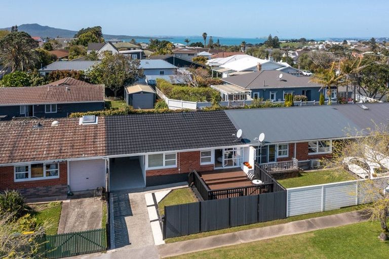 Photo of property in 3/50 Old Lake Road, Narrow Neck, Auckland, 0624