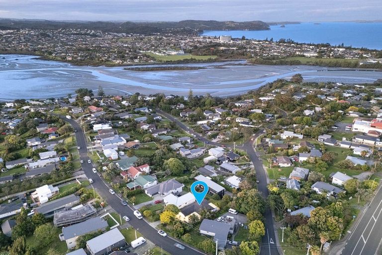 Photo of property in 3 Moffat Road, Red Beach, 0932