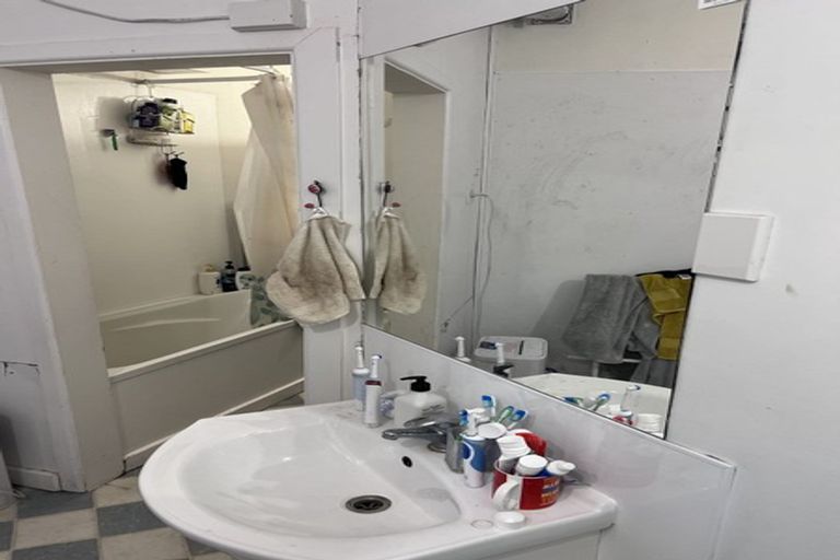 Photo of property in 76a Kelburn Parade, Kelburn, Wellington, 6012